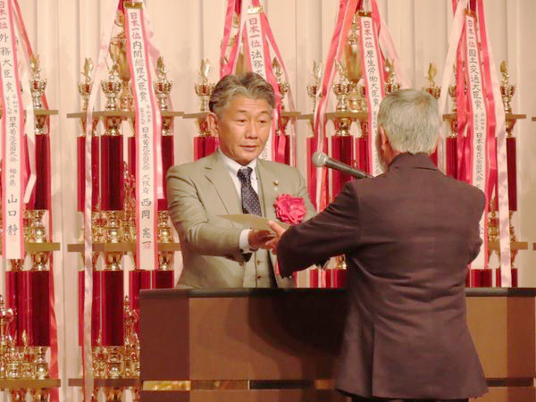 日本菊花全国大会表彰式に出席