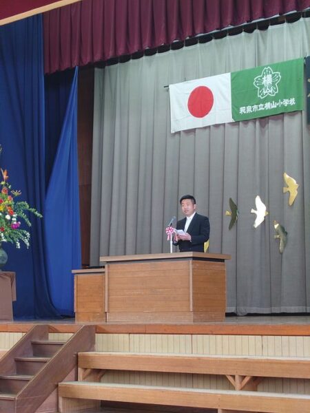 地元の横山小学校の卒業式に出席しました